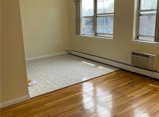 61-43 170th St FLOOR 3, Fresh Meadows, NY 11365