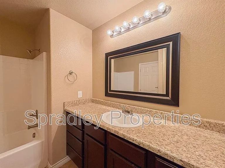 725 Laila Ln — Photo 11