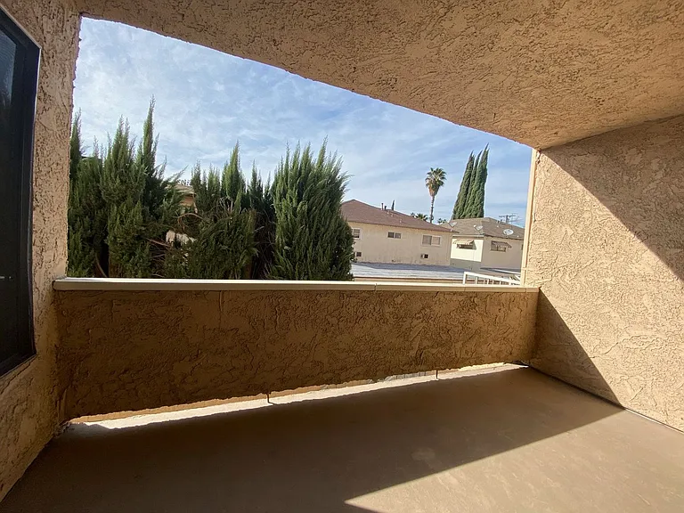 Villa Valencia Apartments — Photo 16
