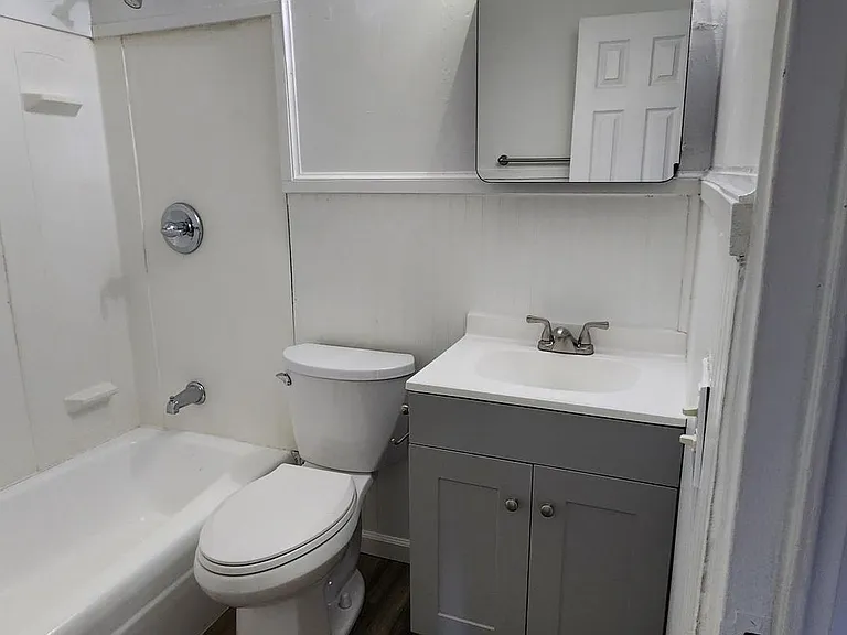 Country Club Apartments — Photo 6