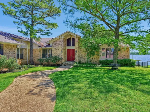 101 Cheyenne Dr, Lake Kiowa, TX 76240