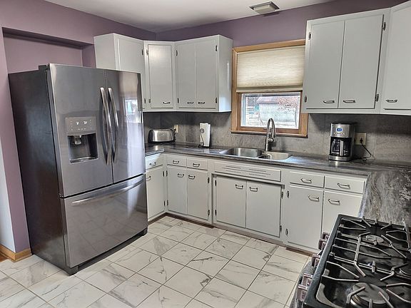 5th image of 614 Country Ln