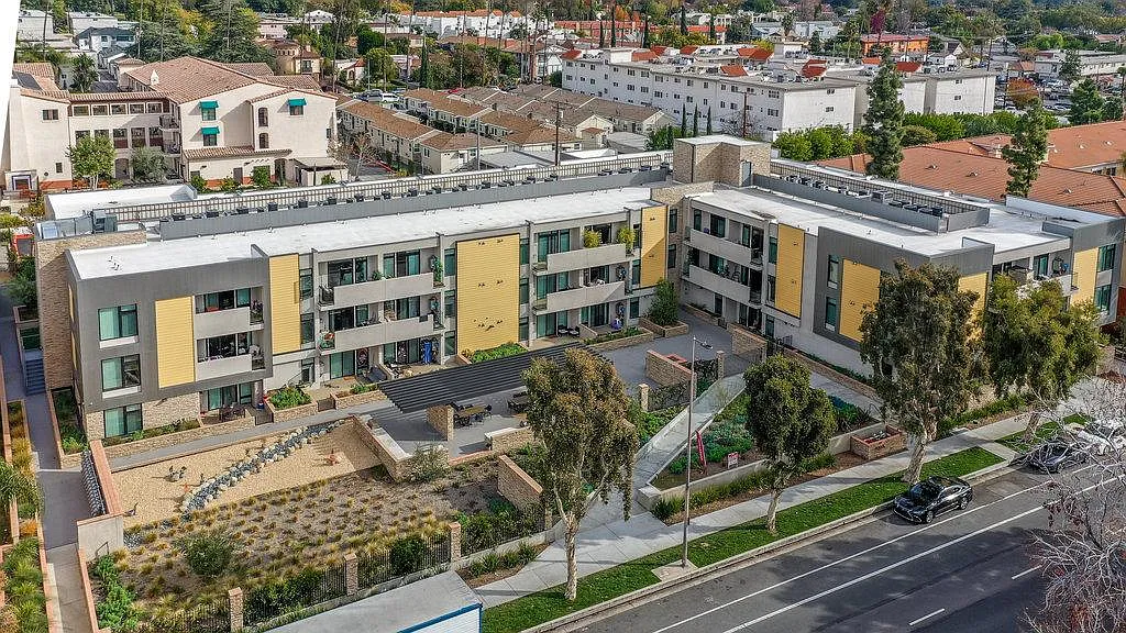 Glenoaks Residences — Photo 1