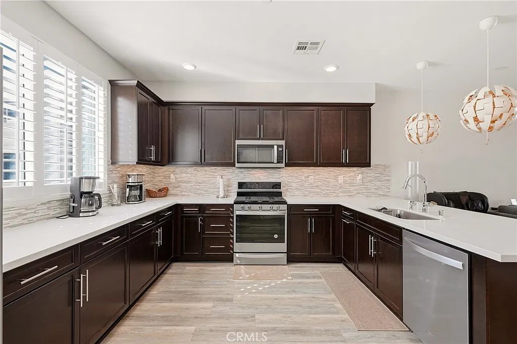 3 bed, 3.5 bath, 1920 sqft, $4,300 — Photo 1