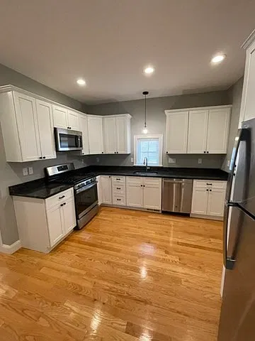 2 bed, 1.0 bath, 800 sqft, $2,500 — Photo 2