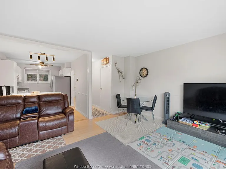 6384 Thornberry Cres — Photo 6