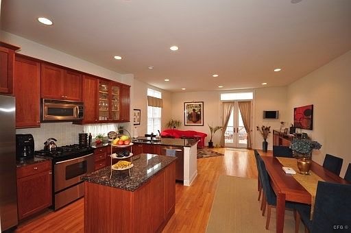 2nd image of 1702 N Maplewood Ave #1702