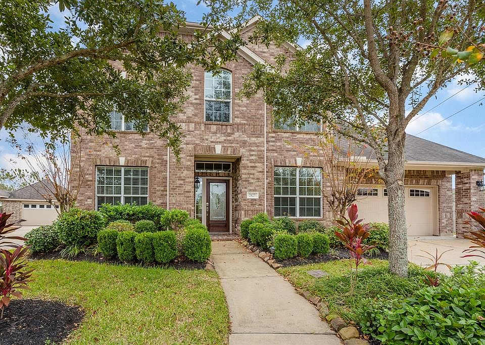 This beautiful 5/3.1 home with brick and stone elevation and pretty curb appeal is located on a large lot on quiet cul-de-sac street and features a sparkling pool!