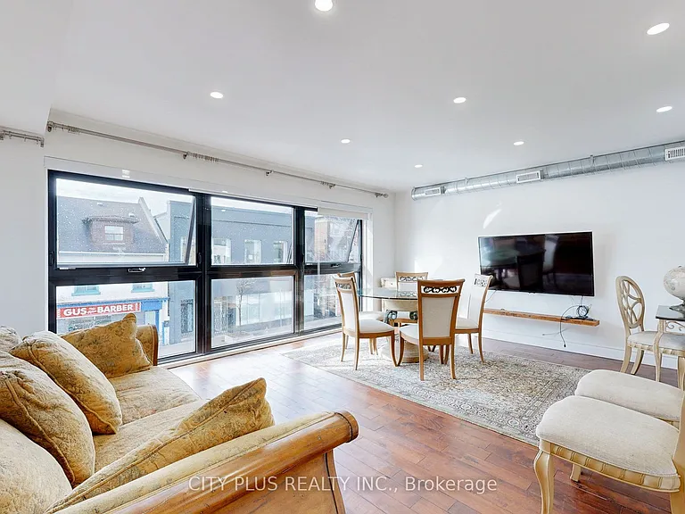 704 Bloor St W — Photo 3