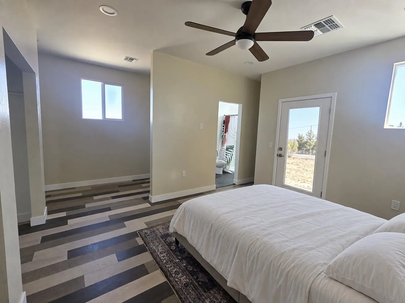 4 bed, 4.0 bath, 2200 sqft, $1,429 — Photo 1