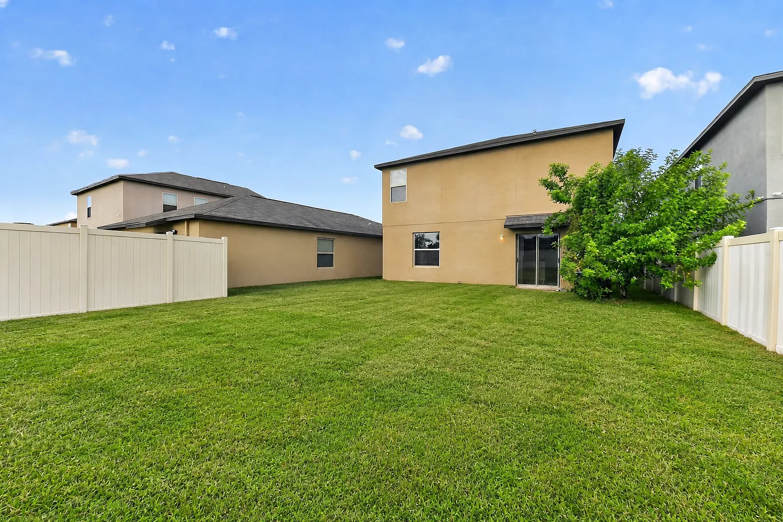 4 bed, 2.5 bath, 1914 sqft, $3,875 — Photo 4