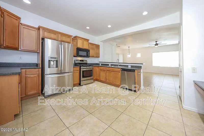 3 bed, 2.0 bath, 1898 sqft, $2,095 — Photo 4