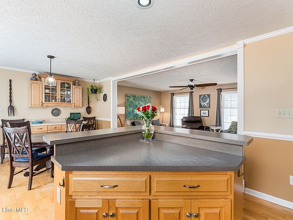 4th image of 121 E Pointe Road