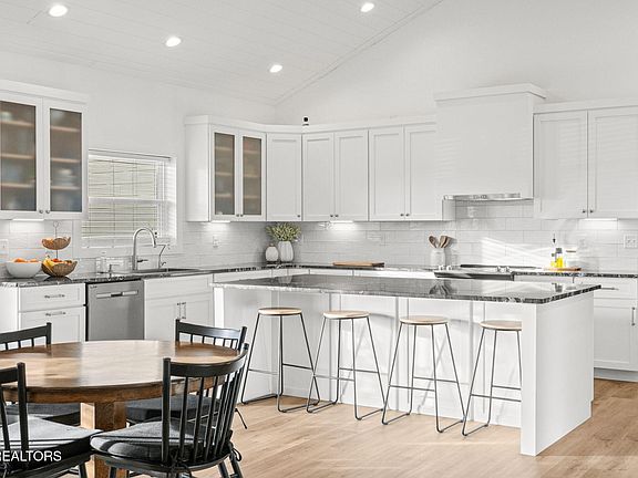 5th image of 916 Zirkle Rd