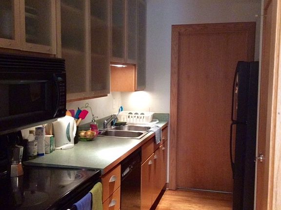 Great kitchen with lots of cabinet storage, plus separate pa