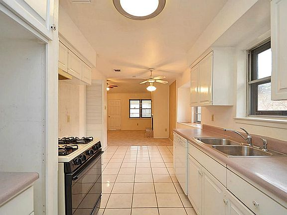 KITCHEN WITH GAS STOVE AND BREAKFAST AREA