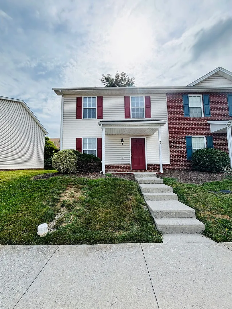 3 Bedroom, 2.5 Bath Townhouse — Photo 1