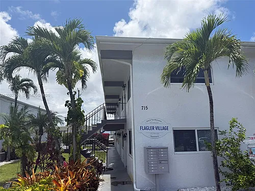 715 NE 2nd Ave Photo 1