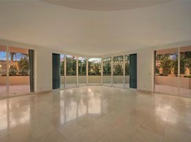 300 S Pointe Dr