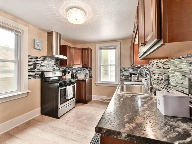 621 E Wright St — Photo 5