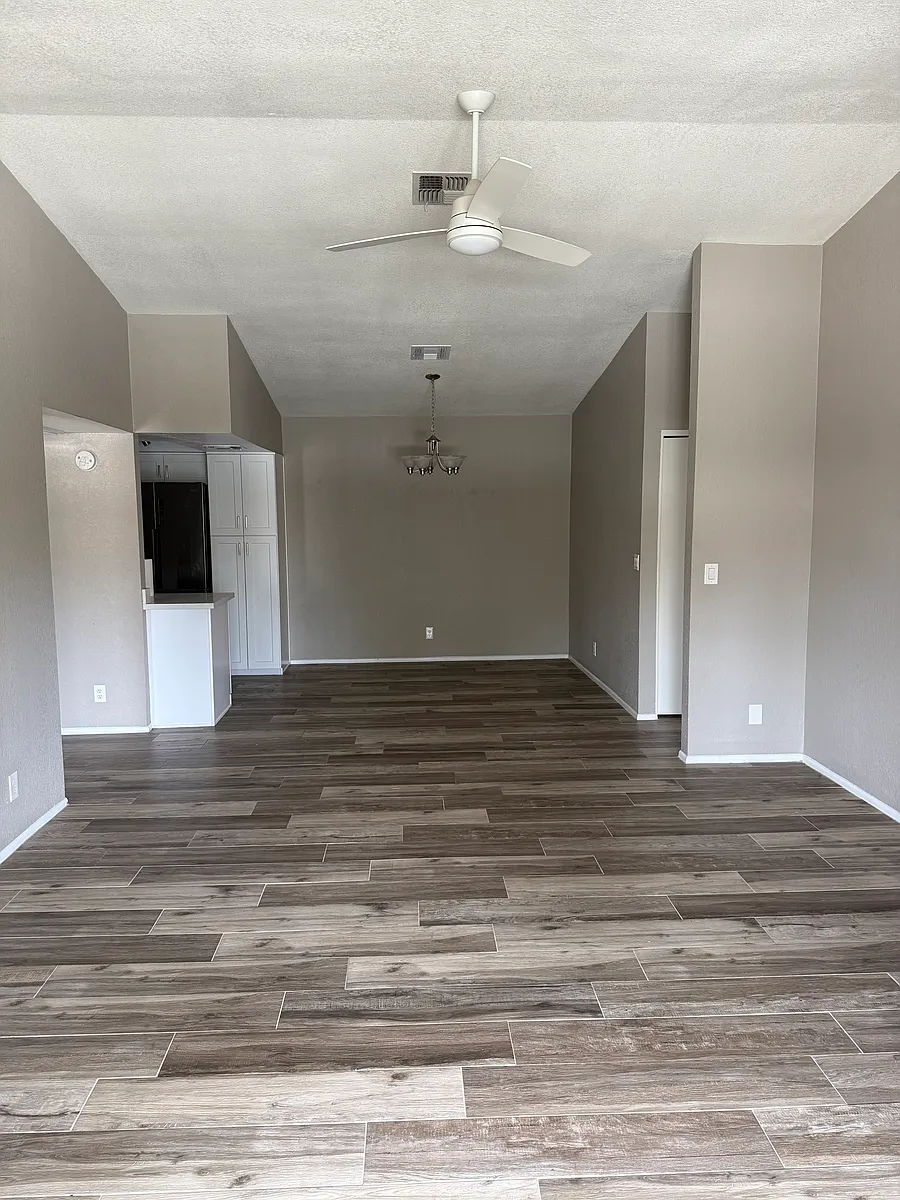 Building Photo - 1820 E Morten Ave #213