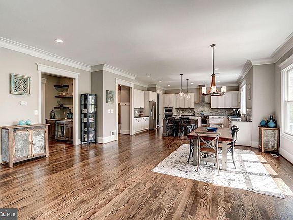 5th image of 300 Roosevelt Ct NE