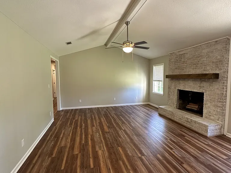 605 Honeysuckle Ln — Photo 4