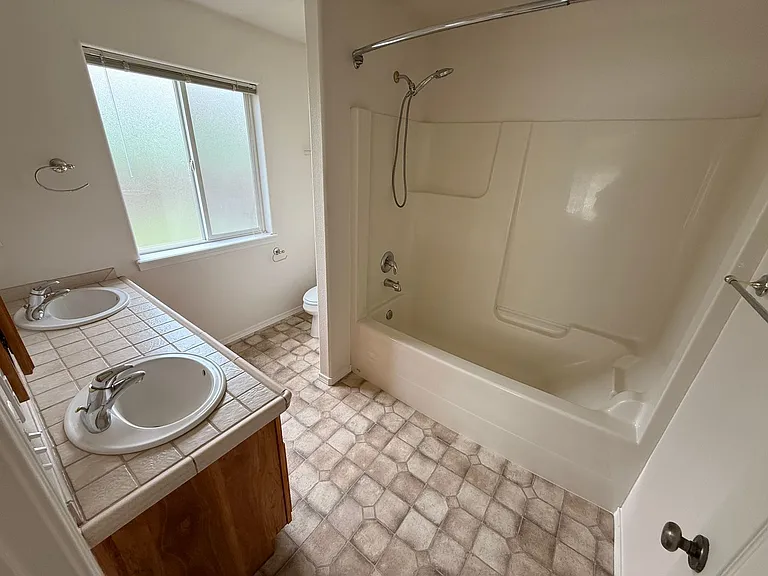 2455 NE 7th Ln — Photo 11