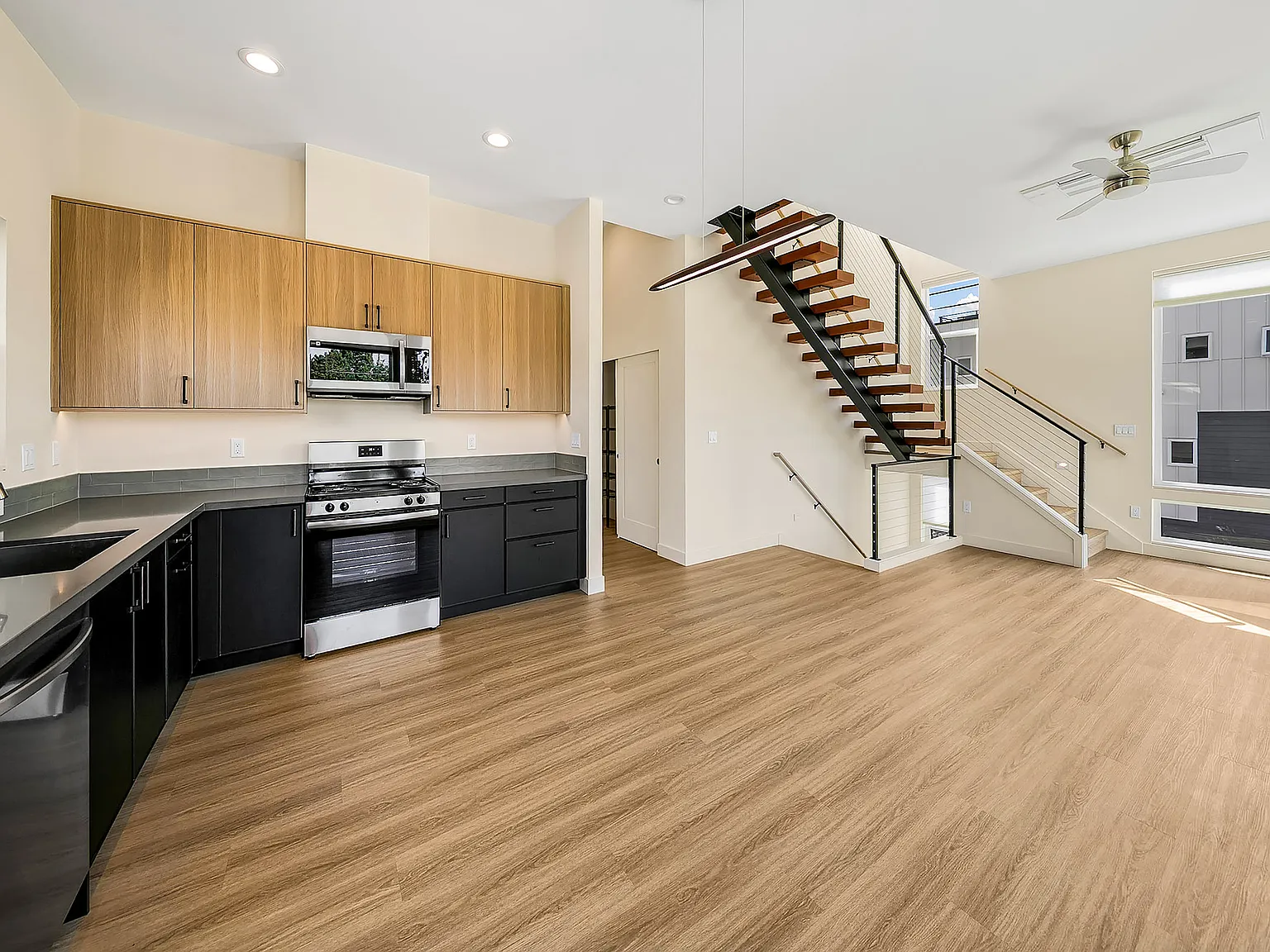 3 bed, 1700 sqft, $4,795 — Photo 4