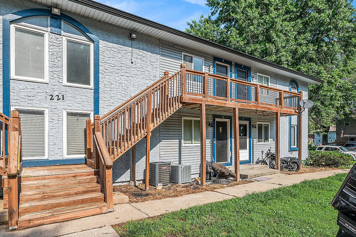 Building Photo - 111 N Chestnut Dr