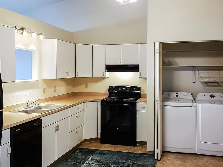 1038 W C St — Photo 2