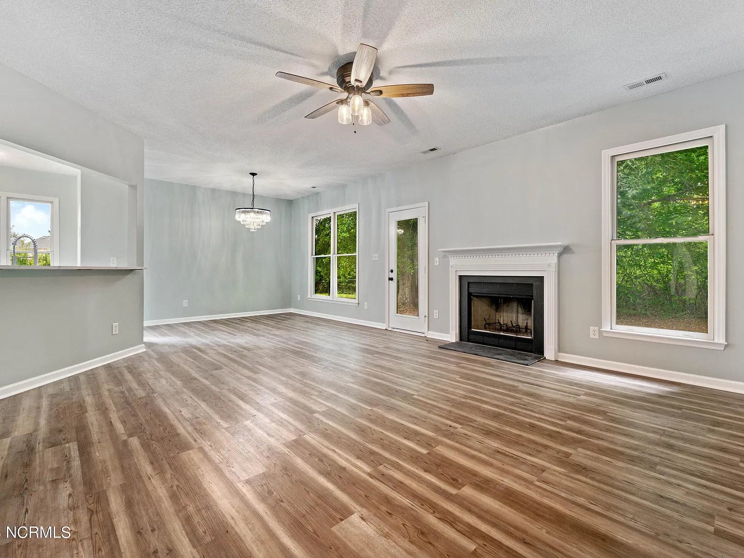 3 bed, 2.0 bath, 1749 sqft, $1,795 — Photo 2