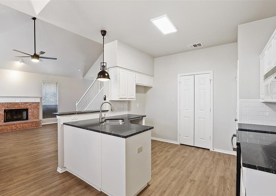 1st image of 2204 Chapman Dr