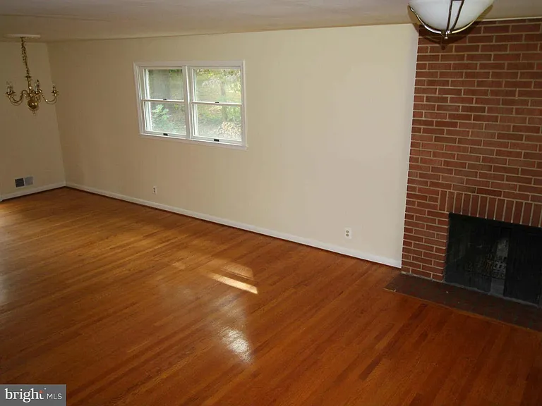 1103 Roberta Ct — Photo 7