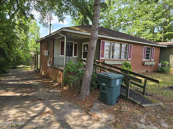 3rd image of 1911 Pinehill Dr