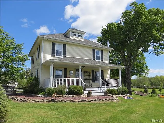425 Gillespie St photo 1