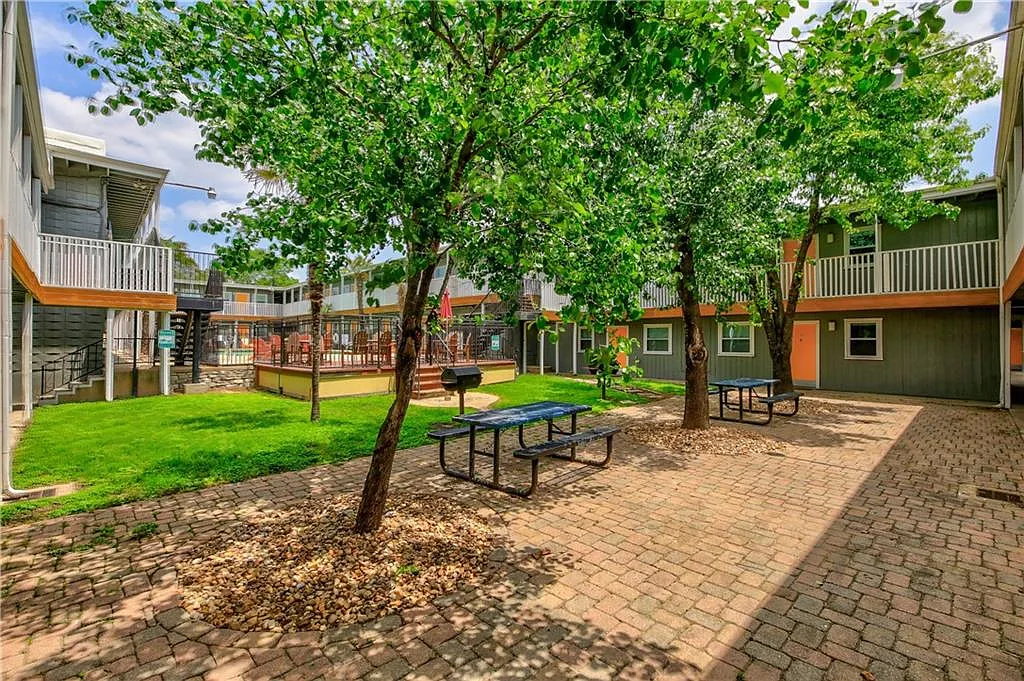 2 bed, 770 sqft, $1,195 — Photo 1