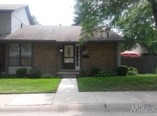 2512 W Chalk Farm Rd, Warren, MI 48091