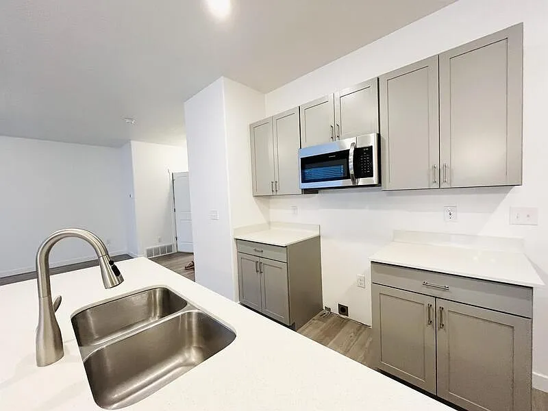 3 bed, 2.5 bath, 2869 sqft, $2,450 — Photo 4