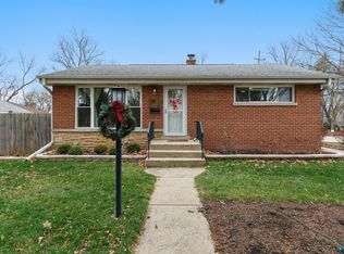 130 Roslyn Rd, Westmont, IL 60559