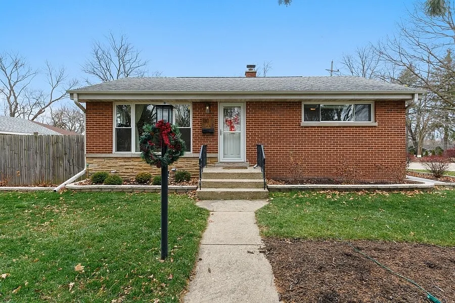 130 Roslyn Rd photo 1