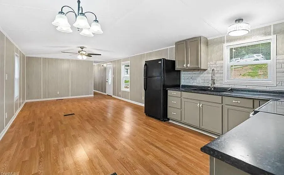 3 bed, 1056 sqft, $1,350 — Photo 3