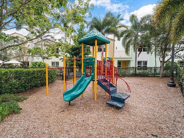 4886 NW 16th Ave — Photo 31