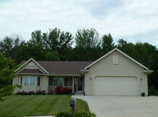 334 Emerald Hills Dr, Fredonia, WI 53021