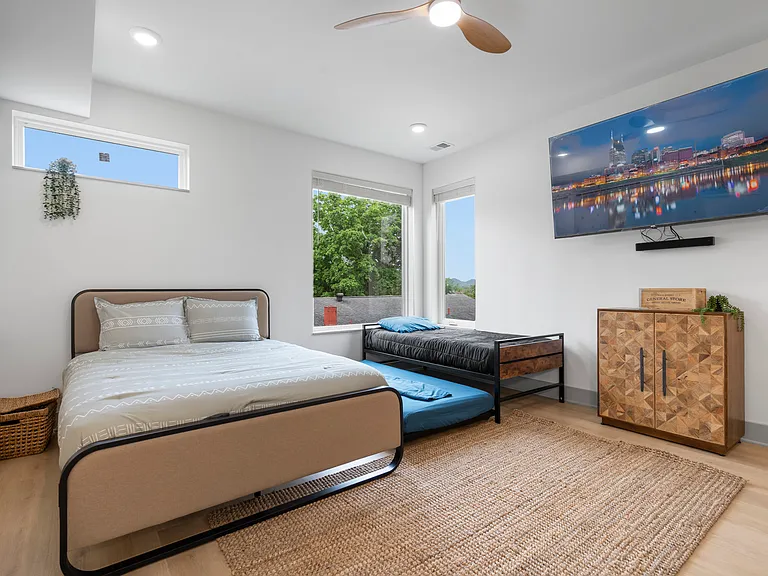 530 Continental Dr — Photo 17