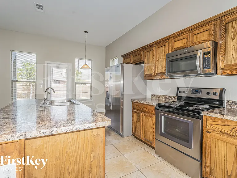 1215 Jessie Ln — Photo 6