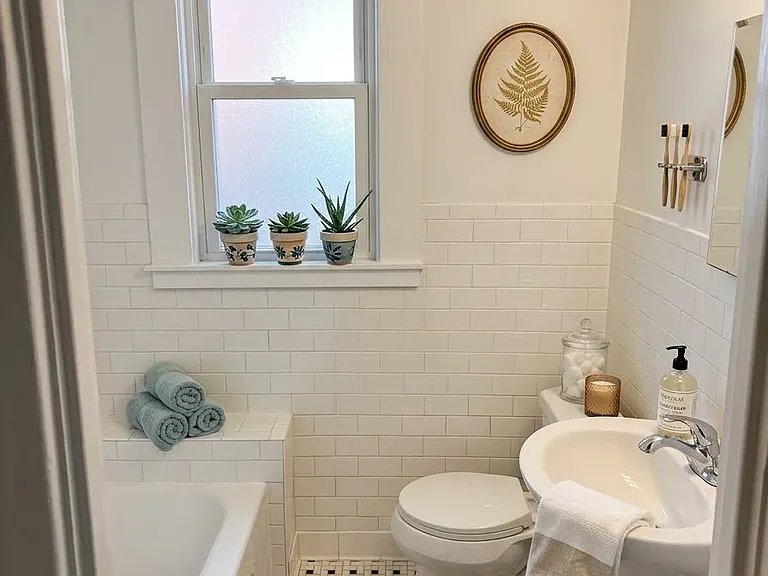 1008 Beaconsfield Ave #1N — Photo 3