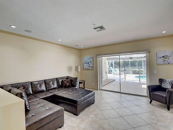 3rd image of 1086 SW 28th Ave