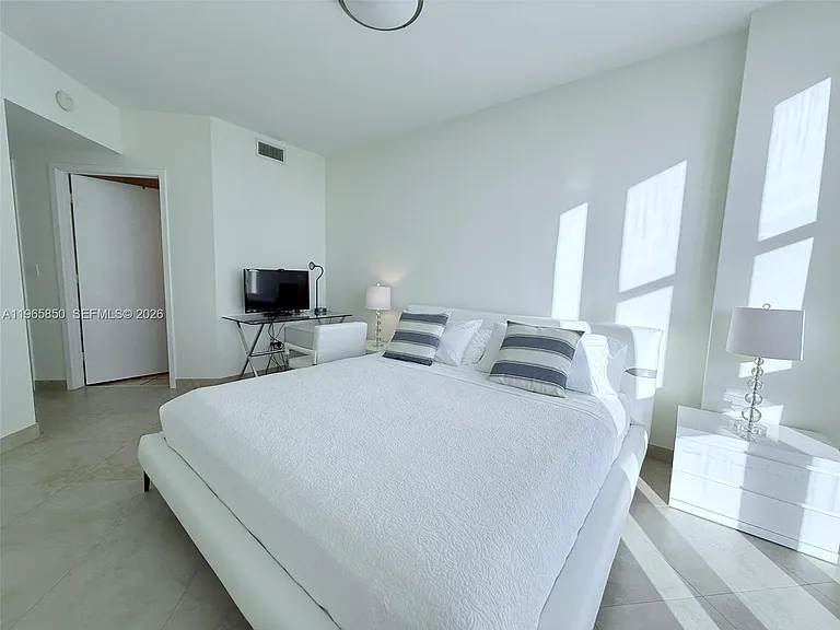 18201 Collins Ave #1501A — Photo 31