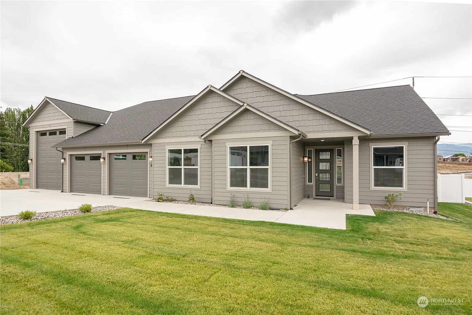 822 N Newport Loop photo 1